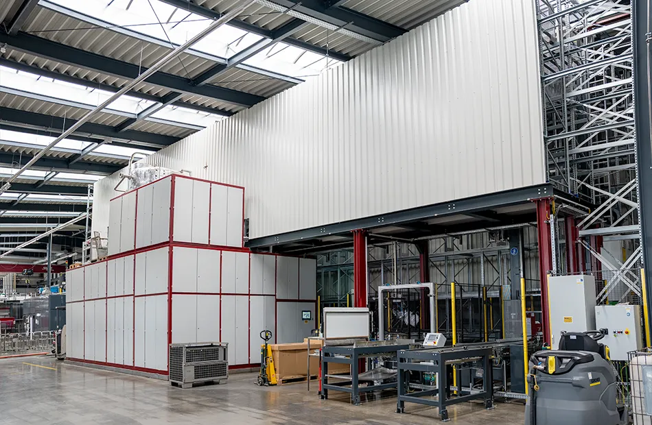 vapic Lohnreinigung Anlage für Reinigung von Gitterboxen, Gestellen und großvolumigen Bauteilen mit großen Hochregallager angeschlossen