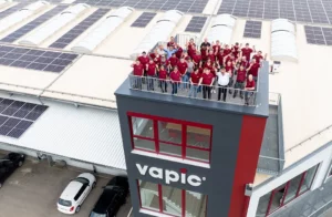 Vapic Mitarbeiter auf vapic Turm jubeln der Drohnenkamera entgegen