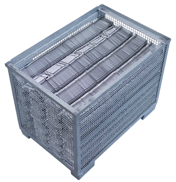 Gitterbox gefüllt mit Stanzteilen zur Reinigung