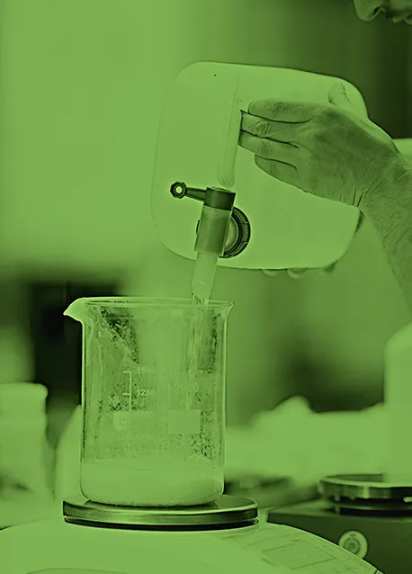 vapic Mitarbeiter beim Abfüllen von Chemie